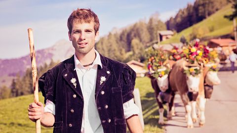 Schweizer Farmer mit einer Kuh