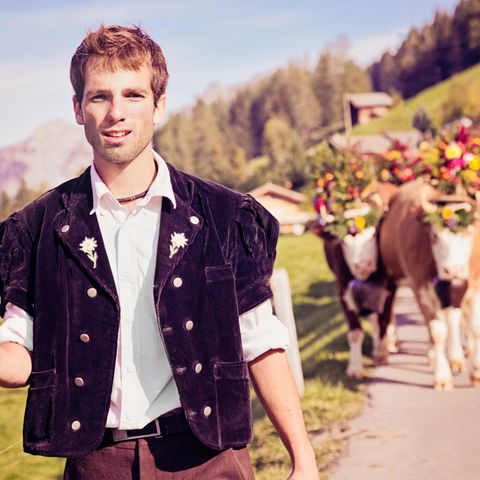 Schweizer Farmer mit einer Kuh