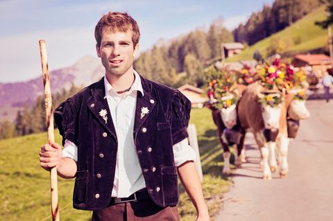 Schweizer Farmer mit einer Kuh