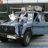 Gunther Holtorf mit seiner Mercedes G-Klasse
