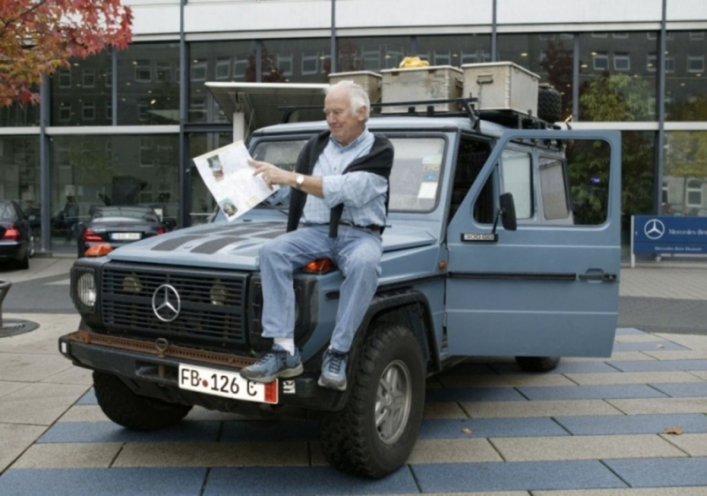 Gunther Holtorf mit seiner Mercedes G-Klasse