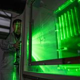 Hinter den Kulissen: Die meisten Huawei-Mitarbeiter schuften allerdings nicht in der Fabrik, sondern in der Forschung. In den zahlreichen Labors entwickeln sie neue Komponenten. Hier werden etwa Hitzetests durchgeführt.