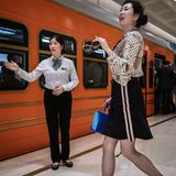 Hinter den Kulissen: Zwischen den europäischen Metropolen verkehrt man mit einer Schweizer Bergbahn. Die bummelt zwar ganz stilecht herum, die Fahrt vom marmorverkleideten Bahnhof in Paris bis nach Heidelberg dauert aber trotzdem nur etwa acht Minuten.