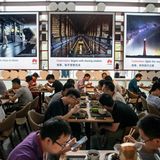 Hinter den Kulissen: Beim Essen bietet Huawei eine beachtliche Vielfalt. Neben westlichen Schnellrestaurants locken Dutzende Küchen mit lokalen Spezialitäten aus den verschiedenen Regionen Chinas.