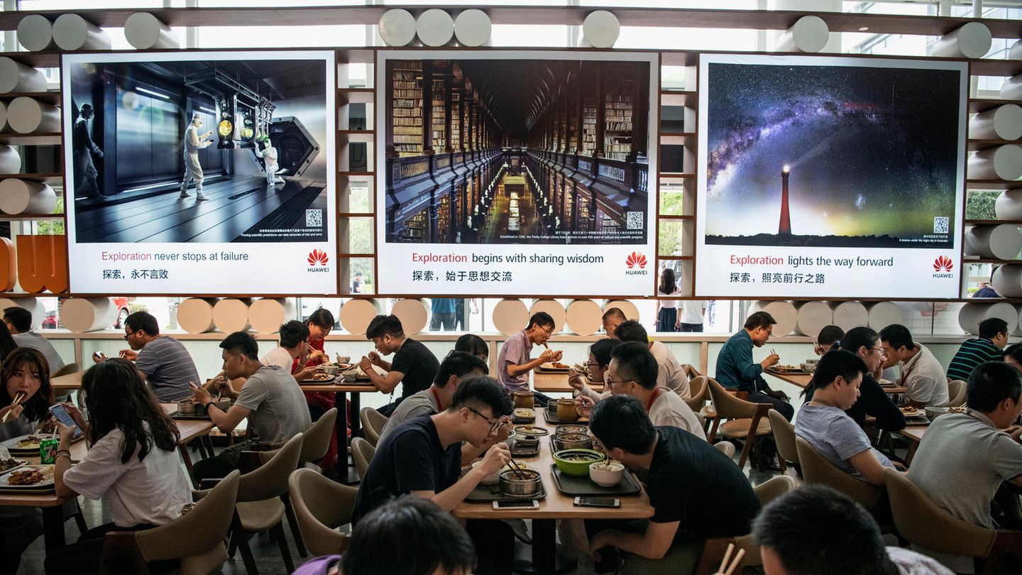 Hinter den Kulissen: Beim Essen bietet Huawei eine beachtliche Vielfalt. Neben westlichen Schnellrestaurants locken Dutzende Küchen mit lokalen Spezialitäten aus den verschiedenen Regionen Chinas.