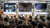 Hinter den Kulissen: Beim Essen bietet Huawei eine beachtliche Vielfalt. Neben westlichen Schnellrestaurants locken Dutzende Küchen mit lokalen Spezialitäten aus den verschiedenen Regionen Chinas.