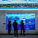 Hinter den Kulissen: In einer hauseigenen Messe führt Huawei seine Vision der Zukunft vor. Von der intelligenten, ständig überwachten Stadt bis zur Integration in Stromnetze. Und sogar eine schlaue Mülltonne gibt es zu sehen.