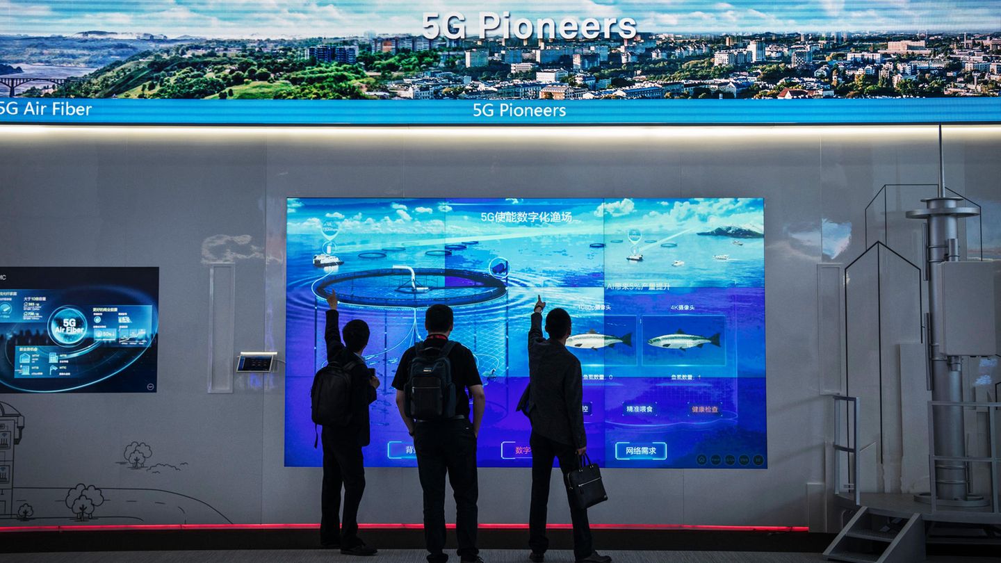 Hinter den Kulissen: In einer hauseigenen Messe führt Huawei seine Vision der Zukunft vor. Von der intelligenten, ständig überwachten Stadt bis zur Integration in Stromnetze. Und sogar eine schlaue Mülltonne gibt es zu sehen.