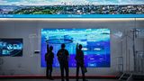 Hinter den Kulissen: In einer hauseigenen Messe führt Huawei seine Vision der Zukunft vor. Von der intelligenten, ständig überwachten Stadt bis zur Integration in Stromnetze. Und sogar eine schlaue Mülltonne gibt es zu sehen.