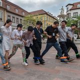 Hinter den Kulissen: Chinesisches Team-Building wirkt auf dem nachgebauten Heidelberger Marktplatz trotzdem ungewohnt.