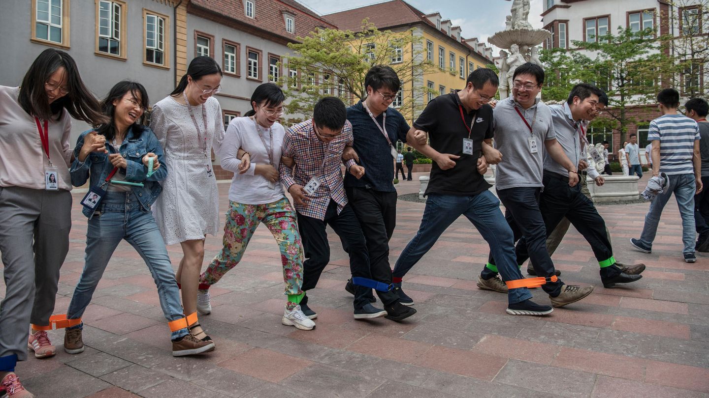 Hinter den Kulissen: Chinesisches Team-Building wirkt auf dem nachgebauten Heidelberger Marktplatz trotzdem ungewohnt.