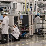 Hinter den Kulissen: Zum Spaß sind die meisten nicht hier. In den Fabriken fertigt der Konzern am Fließband Smartphones, 2400 am Tag verlassen diese Produktionslinien. Die meiste Arbeit machen Roboter. An jeder der gut 120 Meter langen Fertigungslinien arbeiten nur 17 Personen.