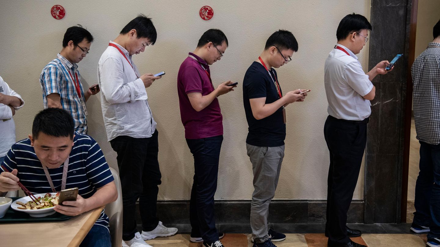 Hinter den Kulissen: Huawei - das steht für Smartphones. Und natürlich sind die auch auf dem Firmengelände allgegenwärtig. Doch der Konzern hat hinter den Kulissen mehr zu bieten.