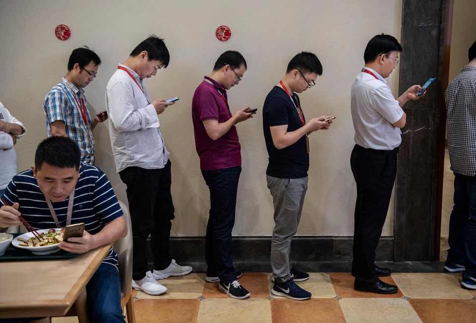 Behind the scenes: Huawei - that stands for smartphones. And of course they are also omnipresent on the company premises. But the group has more to offer behind the scenes.
