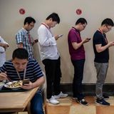 Hinter den Kulissen: Huawei - das steht für Smartphones. Und natürlich sind die auch auf dem Firmengelände allgegenwärtig. Doch der Konzern hat hinter den Kulissen mehr zu bieten.