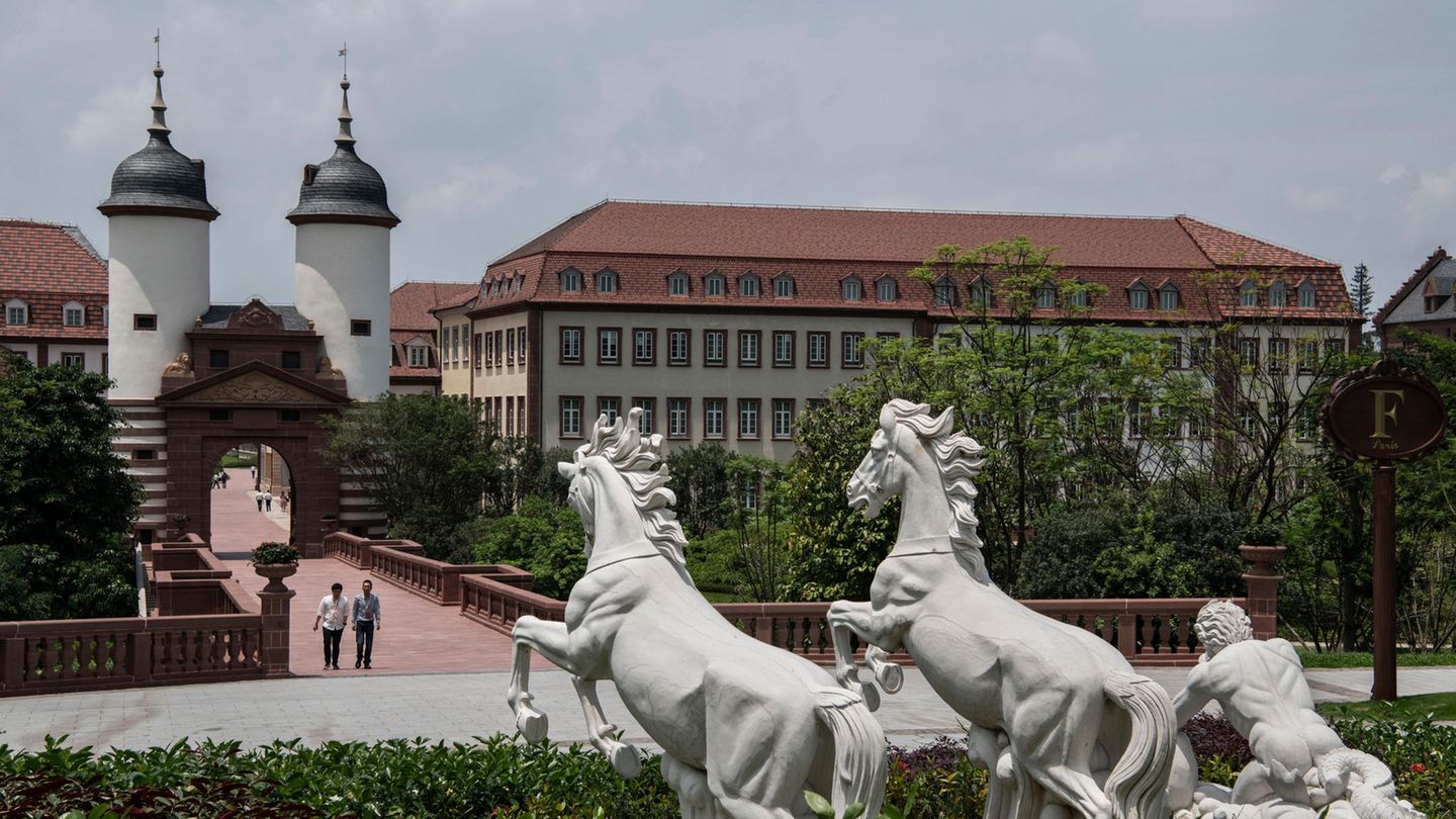 Hinter den Kulissen: Das soll Shenzhen sein? Im neuen Ox Horn getauften Campus hat sich Huawei_Chef Ren Zhengfei einen Traum erfüllt - und Europa nach China geholt. Neben dem Heidelberger Schloss sind dort auch Verona, Paris, Oxford und weitere Städte zu finden.
