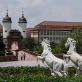 Hinter den Kulissen: Das soll Shenzhen sein? Im neuen Ox Horn getauften Campus hat sich Huawei_Chef Ren Zhengfei einen Traum erfüllt - und Europa nach China geholt. Neben dem Heidelberger Schloss sind dort auch Verona, Paris, Oxford und weitere Städte zu finden.