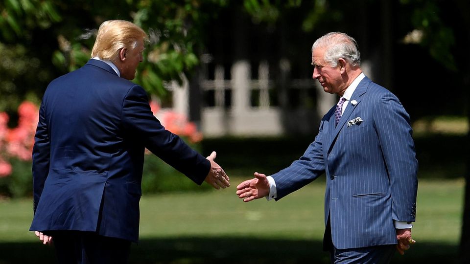 Donald Trump und Prinz Charles Prinz Charles begrüßt Donald Trump vor dem Buckingham Palast.