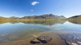 Lappland, Schweden: Kungsleden  Lappland ist Europas größte, noch verbliebene Wildnis – ein unberührtes Gebiet mit U-förmigen Tälern, Gletscherkaren, Drumlins, Flüssen, Mooren und Birkenwäldern. Die Samen, ursprünglich ein Nomadenvolk, die mit ihren riesigen Rentierherden von einem Ort zum anderen zogen, leben hier schon seit Urzeiten. Für Trekker ist der 439 Kilometer lange Kungsleden-Weg ("Königsweg") die beste Möglichkeit, das Gebiet zu erkunden. Er führt von seinem Startpunkt südlich von Abisko, über dem Polarkreis, nach Hemavan. Alle 10 bis 20 Kilometer gibt es einfache Hütten, außerdem Bohlenwege und Brücken über Moore und Bäche sowie Fähren oder Ruderboote, um in Seen auf das andere Ufer überzusetzen. So wird Lappland etwas zugänglicher, ist aber immer noch herrlich wild.