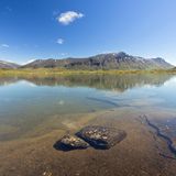 Lappland, Schweden: Kungsleden  Lappland ist Europas größte, noch verbliebene Wildnis – ein unberührtes Gebiet mit U-förmigen Tälern, Gletscherkaren, Drumlins, Flüssen, Mooren und Birkenwäldern. Die Samen, ursprünglich ein Nomadenvolk, die mit ihren riesigen Rentierherden von einem Ort zum anderen zogen, leben hier schon seit Urzeiten. Für Trekker ist der 439 Kilometer lange Kungsleden-Weg ("Königsweg") die beste Möglichkeit, das Gebiet zu erkunden. Er führt von seinem Startpunkt südlich von Abisko, über dem Polarkreis, nach Hemavan. Alle 10 bis 20 Kilometer gibt es einfache Hütten, außerdem Bohlenwege und Brücken über Moore und Bäche sowie Fähren oder Ruderboote, um in Seen auf das andere Ufer überzusetzen. So wird Lappland etwas zugänglicher, ist aber immer noch herrlich wild.