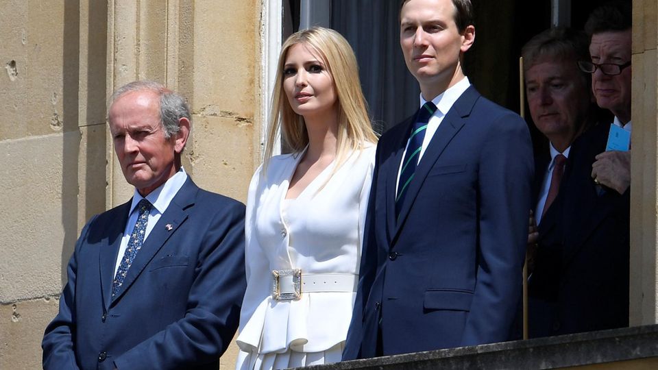 Ivanka Trump und Ehemann Jared Kushner Schaut vom Balkon aus zu: Ivanka Trump und Ehemann Jared Kushner (r.).