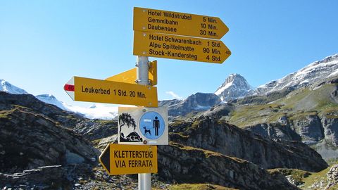 Berner Alpen, Schweiz - Gemmipass  Die steile Felswand hinter dem Alpendorf Leukerbad scheint undurchdringbar. Seit der Römerzeit aber – und vielleicht schon früher – haben unerschrockene Reisende, Händler, Truppen und Pilger eine schmale Passage benutzt, um über die Berge zu gelangen. Der Gemmipass ist 2270 Meter hoch. Ein unerbittlicher, kurvenreicher Aufstieg von fast tausend Metern Höhendifferenz führt auf den Pass und seine unheimlich schroffe Hochebene mit Felsbrocken, Geröll, dunklen Seen und einem Gasthof, der einst für die dort lauernden Wegelagerer bekannt war. Ist diese Unterwelt durchquert, taucht man wieder ein in grüne Kuhweiden und steigt durch Nadelwald zügig ab ins Kandertal. Die Passwanderung ist nach 19 Kilometern bewältigt.