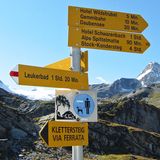 Berner Alpen, Schweiz - Gemmipass  Die steile Felswand hinter dem Alpendorf Leukerbad scheint undurchdringbar. Seit der Römerzeit aber – und vielleicht schon früher – haben unerschrockene Reisende, Händler, Truppen und Pilger eine schmale Passage benutzt, um über die Berge zu gelangen. Der Gemmipass ist 2270 Meter hoch. Ein unerbittlicher, kurvenreicher Aufstieg von fast tausend Metern Höhendifferenz führt auf den Pass und seine unheimlich schroffe Hochebene mit Felsbrocken, Geröll, dunklen Seen und einem Gasthof, der einst für die dort lauernden Wegelagerer bekannt war. Ist diese Unterwelt durchquert, taucht man wieder ein in grüne Kuhweiden und steigt durch Nadelwald zügig ab ins Kandertal. Die Passwanderung ist nach 19 Kilometern bewältigt.