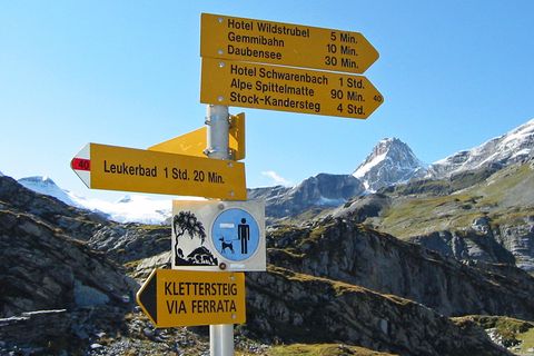 Berner Alpen, Schweiz - Gemmipass  Die steile Felswand hinter dem Alpendorf Leukerbad scheint undurchdringbar. Seit der Römerzeit aber – und vielleicht schon früher – haben unerschrockene Reisende, Händler, Truppen und Pilger eine schmale Passage benutzt, um über die Berge zu gelangen. Der Gemmipass ist 2270 Meter hoch. Ein unerbittlicher, kurvenreicher Aufstieg von fast tausend Metern Höhendifferenz führt auf den Pass und seine unheimlich schroffe Hochebene mit Felsbrocken, Geröll, dunklen Seen und einem Gasthof, der einst für die dort lauernden Wegelagerer bekannt war. Ist diese Unterwelt durchquert, taucht man wieder ein in grüne Kuhweiden und steigt durch Nadelwald zügig ab ins Kandertal. Die Passwanderung ist nach 19 Kilometern bewältigt.