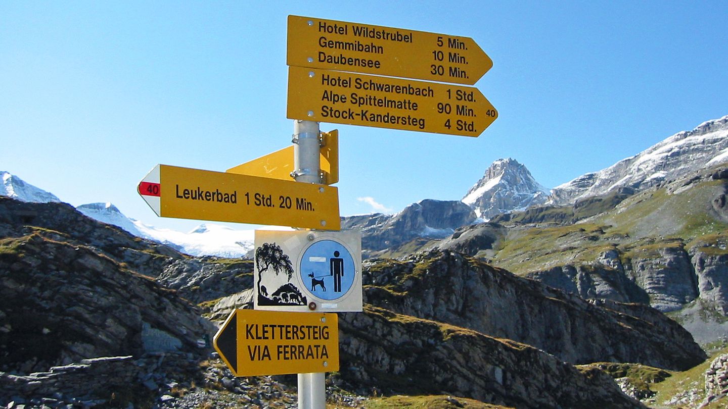 Berner Alpen, Schweiz - Gemmipass  Die steile Felswand hinter dem Alpendorf Leukerbad scheint undurchdringbar. Seit der Römerzeit aber – und vielleicht schon früher – haben unerschrockene Reisende, Händler, Truppen und Pilger eine schmale Passage benutzt, um über die Berge zu gelangen. Der Gemmipass ist 2270 Meter hoch. Ein unerbittlicher, kurvenreicher Aufstieg von fast tausend Metern Höhendifferenz führt auf den Pass und seine unheimlich schroffe Hochebene mit Felsbrocken, Geröll, dunklen Seen und einem Gasthof, der einst für die dort lauernden Wegelagerer bekannt war. Ist diese Unterwelt durchquert, taucht man wieder ein in grüne Kuhweiden und steigt durch Nadelwald zügig ab ins Kandertal. Die Passwanderung ist nach 19 Kilometern bewältigt.