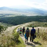 Jeju Island, Südkorea: Jeju Olle  Die vulkanisch geformte Insel Jeju, die südlich der koreanischen Halbinsel im Meer schwimmt, war immer schon ein abgeschnittenes Stück Land. 1948 aber, als der Zweite Weltkrieg die japanische Herrschaft beendet hatte und Koreas Teilung absehbar wurde, protestierten die Insulaner und befürworteten eine vereinte Nation. Als Vergeltungsmaßnahme massakrierten die Behörden 30.000 Inselbewohner. Heute ist Jeju ein relativ friedlicher Ort. Die Insel weist 422 Kilometer olle (Wanderwege) auf, die sich um die Insel schlängeln. Diese präsentieren Jejus Hawaii-ähnliche Topografie und sein originelles Kulturerbe. Es gibt traditionelle batdam (Feldgrenzmauern) und geheimnisvolle dol hareubang ("Großvatersteine") zu entdecken. Auch die Ruinen von Dörfern, die während des Jeju-Massakers zerstört wurden, sind sehenswert.