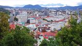 Ljubljana, Slowenien: Weg entlang des Stacheldrahts  Der "Weg entlang des Stacheldrahts" ist Sloweniens Pendant zum Berliner Mauerweg. Als Sloweniens Hauptstadt zunächst vom faschistischen Italien und dann vom Deutschen Reich annektiert wurde, ließen die Besatzer einen 33 Kilometer langen Stacheldrahtzaun errichten, der Widerstandskämpfer in Stadt und Umland daran hindern sollte, miteinander zu kommunizieren. Der Ringweg von Ljubljana wird heute nicht mehr von Soldaten und Polizei überwacht. Heute ist es eine Schotterpiste, die durch Wälder, Wiesen und die Peripherie führt. Der von Gedenksteinen gesäumte Weg führt am Koseze-Teich entlang und über das Renaissance-Schloss Fužine (heute ein Museum für Architektur und Design) zum Hügel Golovec hinauf.