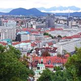 Ljubljana, Slowenien: Weg entlang des Stacheldrahts  Der "Weg entlang des Stacheldrahts" ist Sloweniens Pendant zum Berliner Mauerweg. Als Sloweniens Hauptstadt zunächst vom faschistischen Italien und dann vom Deutschen Reich annektiert wurde, ließen die Besatzer einen 33 Kilometer langen Stacheldrahtzaun errichten, der Widerstandskämpfer in Stadt und Umland daran hindern sollte, miteinander zu kommunizieren. Der Ringweg von Ljubljana wird heute nicht mehr von Soldaten und Polizei überwacht. Heute ist es eine Schotterpiste, die durch Wälder, Wiesen und die Peripherie führt. Der von Gedenksteinen gesäumte Weg führt am Koseze-Teich entlang und über das Renaissance-Schloss Fužine (heute ein Museum für Architektur und Design) zum Hügel Golovec hinauf.