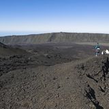 La Réunion: GR R1  Die Franzosen haben unzählige GR-Fernwanderwege; dieser Weg aber sucht seinesgleichen. Fernab vom Mutterland verläuft der GR R1 durch das Überseedepartement La Réunion, eine herrlich zerklüftete grüne Insel im Indischen Ozean. Der 60 Kilometer lange Trail führt auf den Piton des Neiges (3069 m), einen gegenwärtig inaktiven Schildvulkan, der sich vor ca. zwei Millionen Jahren explosionsartig aus dem Meer erhoben hat. Heute thront er über La Réunion. Der spektakuläre Rundwanderweg führt durch die Bergkessel von Cilaos, Salazie und Mafate – drei wilde Naturamphitheater, die nur zu Fuß zugänglich sind. Eine bizarr zerklüftete Landschaft aus Felsenschluchten, Wasserfällen und Bergspitzen!