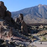 Teneriffa, Spanien: Pico de Teide  Beim Aufstieg zum höchsten Berg Spaniens kann man auch mogeln – eine Seilbahn fährt über 3,5 Kilometer hinauf bis zum Teide (3718 m). Aber macht das wirklich zufrieden? Statt zu fahren sollte man unweit unterhalb der Seilbahnstation zum fünfstündigen Aufstieg über den benachbarten Montaña Blanca aufbrechen. Wandern bietet eine persönlichere Begegnung mit dem Stratovulkan, der vor 160.000 Jahren durch eine einstürzende Caldera gebildet wurde. Die Route wirkt außerweltlich. Die Szenerie ist eine Mischung aus orangefarbenen Bimsstein, schwarzer Lava, krümeliger Asche, schwefelhaltigen Dämpfen und Lavafelsbrocken – bizarre Felsformationen, bekannt als Los Huevos del Teide oder "Teide-Eier". Zum Schutz dieses befremdlichen, aber kostbaren Stück Landes ist für die letzten 92 Meter auf dem Weg zum Gipfel eine Genehmigung erforderlich.
