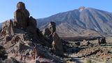 Teneriffa, Spanien: Pico de Teide  Beim Aufstieg zum höchsten Berg Spaniens kann man auch mogeln – eine Seilbahn fährt über 3,5 Kilometer hinauf bis zum Teide (3718 m). Aber macht das wirklich zufrieden? Statt zu fahren sollte man unweit unterhalb der Seilbahnstation zum fünfstündigen Aufstieg über den benachbarten Montaña Blanca aufbrechen. Wandern bietet eine persönlichere Begegnung mit dem Stratovulkan, der vor 160.000 Jahren durch eine einstürzende Caldera gebildet wurde. Die Route wirkt außerweltlich. Die Szenerie ist eine Mischung aus orangefarbenen Bimsstein, schwarzer Lava, krümeliger Asche, schwefelhaltigen Dämpfen und Lavafelsbrocken – bizarre Felsformationen, bekannt als Los Huevos del Teide oder "Teide-Eier". Zum Schutz dieses befremdlichen, aber kostbaren Stück Landes ist für die letzten 92 Meter auf dem Weg zum Gipfel eine Genehmigung erforderlich.