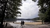 Massachusetts, USA: Walden Pond Loop  "Ich ging in die Wälder, weil ich bewusst leben wollte ... Intensiv leben wollte ich, das Mark des Lebens in mich aufsaugen", so der große amerikanische Naturkundler Henry David Thoreau, der 1854 der Welt den Rücken kehrte, um am Walden Pond zu leben. In seinem Buchklassiker Walden schrieb er über seine Erfahrungen. Der Teich nahe der Stadt Concord ist nicht die Wildnis von einst. In der Nähe verläuft hier inzwischen eine laute Schnellstraße. Der drei Kilometer lange Rundweg am bewaldeten Wasserrand entlang erweckt jedoch immer noch die Sehnsucht nach einem einfacheren Leben. Es geht knisternden Schritts über Tannennadeln, während man nach Erdhörnchen und Meisen späht, und an der Stelle, wo einst Thoreaus alte Blockhütte stand (mit Pfosten markiert), lässt es sich gut rasten.