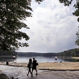Massachusetts, USA: Walden Pond Loop  "Ich ging in die Wälder, weil ich bewusst leben wollte ... Intensiv leben wollte ich, das Mark des Lebens in mich aufsaugen", so der große amerikanische Naturkundler Henry David Thoreau, der 1854 der Welt den Rücken kehrte, um am Walden Pond zu leben. In seinem Buchklassiker Walden schrieb er über seine Erfahrungen. Der Teich nahe der Stadt Concord ist nicht die Wildnis von einst. In der Nähe verläuft hier inzwischen eine laute Schnellstraße. Der drei Kilometer lange Rundweg am bewaldeten Wasserrand entlang erweckt jedoch immer noch die Sehnsucht nach einem einfacheren Leben. Es geht knisternden Schritts über Tannennadeln, während man nach Erdhörnchen und Meisen späht, und an der Stelle, wo einst Thoreaus alte Blockhütte stand (mit Pfosten markiert), lässt es sich gut rasten.