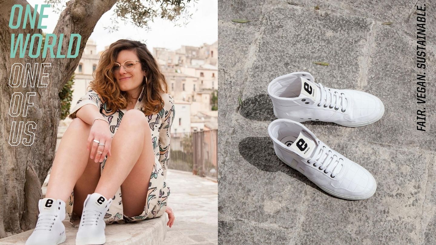 Frau in weißen Sneakers.