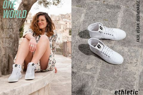 Frau in weißen Sneakers.