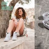 Frau in weißen Sneakers.