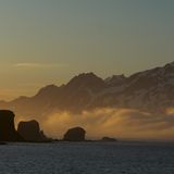 Südgeorgien: Shackleton Trail  Die Überlebensgeschichte von Sir Ernest Shackletons Südpolexpedition in den Jahren 1914–1915 ist ohnegleichen. Als sein Schiff Endurance unter dem antarktischen Eis verschwand, kämpften sich er und fünf weitere Crewmitglieder in einem winzigen Rettungsboot 1500 Kilometer von Elephant Island bis Süd-Georgien durch den stürmischen Südlichen Ozean. Dann trekkten sie 36 Stunden ohne Rast über die Insel, um einen Notruf abzusetzen. Ihr Weg führte sie von der King Haakon Bay (Foto) bis zur Walstation in Stromness. Am Ende wurden sie alle gerettet. Viele Antarktis-Kreuzfahrtschiffe ermöglichen es ihren Passagieren, die letzte Etappe der 40 Kilometer langen Shackleton-Route zu erwandern. Diese kurzen sechs Kilometer von Fortuna Bay nach Stromness erinnern auf großartige Weise an die mentale Kraft des Menschen.