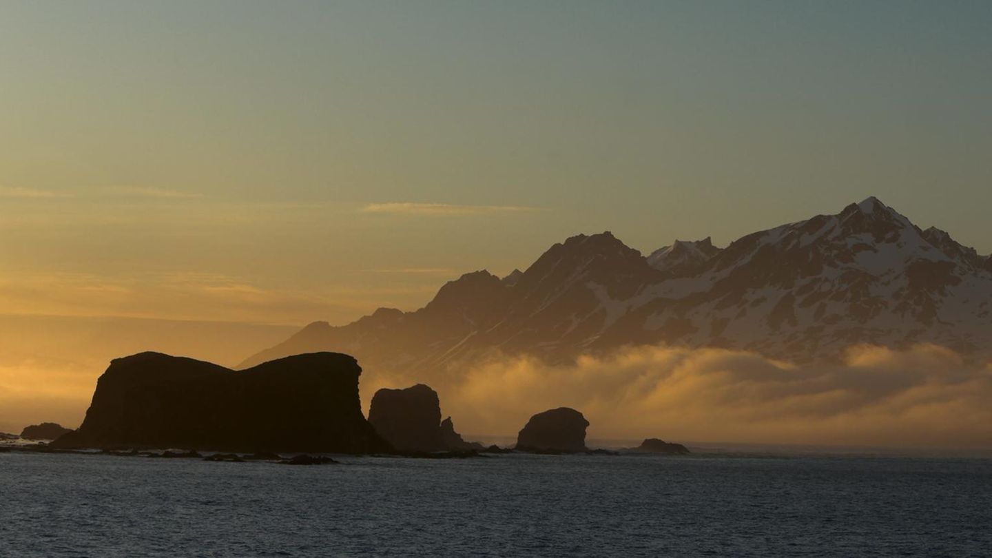 Südgeorgien: Shackleton Trail  Die Überlebensgeschichte von Sir Ernest Shackletons Südpolexpedition in den Jahren 1914–1915 ist ohnegleichen. Als sein Schiff Endurance unter dem antarktischen Eis verschwand, kämpften sich er und fünf weitere Crewmitglieder in einem winzigen Rettungsboot 1500 Kilometer von Elephant Island bis Süd-Georgien durch den stürmischen Südlichen Ozean. Dann trekkten sie 36 Stunden ohne Rast über die Insel, um einen Notruf abzusetzen. Ihr Weg führte sie von der King Haakon Bay (Foto) bis zur Walstation in Stromness. Am Ende wurden sie alle gerettet. Viele Antarktis-Kreuzfahrtschiffe ermöglichen es ihren Passagieren, die letzte Etappe der 40 Kilometer langen Shackleton-Route zu erwandern. Diese kurzen sechs Kilometer von Fortuna Bay nach Stromness erinnern auf großartige Weise an die mentale Kraft des Menschen.