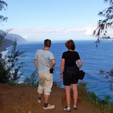 Kauai, Hawaii, USA: Kalalau Trail  Startpunkt ist der Kee Beach am Ende des Kuhio Highway. Die Szenerie der ersten drei Kilometer ist malerisch. Es geht über rutschige Felsen und an Ohia-, Lehua- und Lichtnussbäumen vorbei bis ins Hanakapi’ai-Tal. Dafür ist keine Genehmigung erforderlich, weshalb hier sehr viel los sein kann. Wer aber die Campinggenehmigung und die richtige Ausrüstung dabeihat, kann fern von Menschenmassen zu Kalalaus beeindruckendsten Abschnitten gelangen. Die Route hinter dem Hanakapi’ai-Tal ist eine echte Atemleistung. Ein 7 Kilometer langer Serpentinenweg führt über 244 Höhenmeter Felsenpracht hinauf zum Gipfelpunkt Space Rock. Dann überwindet man Wasserfälle und kleine Hängetäler, um Hanakoa zu erreichen. Auf den nächsten acht Kilometern ist der Kalalau Trail am schmälsten und steilsten. Der Weg ist gesäumt von Kaffeesträuchern und Ti-Pflanzen (welche für hawaiianische Strohröcke verwendet werden) und führt zu den magischen Ausblicken auf die Na-Pali-Klippen. In samtiges Grün gehüllt und von Wasserfällen durchrieselt ragen die Felsen wie Turmspitzen hoch und fallen schräg ab in das türkisblaue Meer.