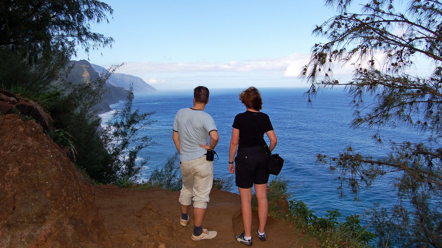 Kauai, Hawaii, USA: Kalalau Trail  Startpunkt ist der Kee Beach am Ende des Kuhio Highway. Die Szenerie der ersten drei Kilometer ist malerisch. Es geht über rutschige Felsen und an Ohia-, Lehua- und Lichtnussbäumen vorbei bis ins Hanakapi’ai-Tal. Dafür ist keine Genehmigung erforderlich, weshalb hier sehr viel los sein kann. Wer aber die Campinggenehmigung und die richtige Ausrüstung dabeihat, kann fern von Menschenmassen zu Kalalaus beeindruckendsten Abschnitten gelangen. Die Route hinter dem Hanakapi’ai-Tal ist eine echte Atemleistung. Ein 7 Kilometer langer Serpentinenweg führt über 244 Höhenmeter Felsenpracht hinauf zum Gipfelpunkt Space Rock. Dann überwindet man Wasserfälle und kleine Hängetäler, um Hanakoa zu erreichen. Auf den nächsten acht Kilometern ist der Kalalau Trail am schmälsten und steilsten. Der Weg ist gesäumt von Kaffeesträuchern und Ti-Pflanzen (welche für hawaiianische Strohröcke verwendet werden) und führt zu den magischen Ausblicken auf die Na-Pali-Klippen. In samtiges Grün gehüllt und von Wasserfällen durchrieselt ragen die Felsen wie Turmspitzen hoch und fallen schräg ab in das türkisblaue Meer.