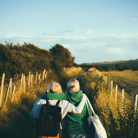 Zwei Freundinnen auf eine Feldweg