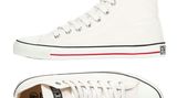 Weiße Sneakers.