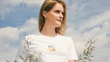Frau mit T-Shirt