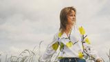 Frau mit Bluse