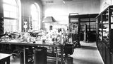 Das chemische Forschungslabor von Merck im Jahre 1936: Das Chemie- und Pharmaunternehmen mit Sitz in Darmstadt kann auf eine lange Tradition zurückblicken. Die deutsche Merck und das US-Pharmaunternehmen Merck & Co. gehen auf die Industriellen-Familie Merck zurück. Die Merck Kommanditgesellschaft auf Aktien ist mehrheitlich in Familienbesitz. Gegründet wurde die Firma 1668 von Jakob Merck als Engelapotheke in Darmstadt, aus der sich schnell ein pharmazeutisch-chemisches Unternehmen entwickelte.