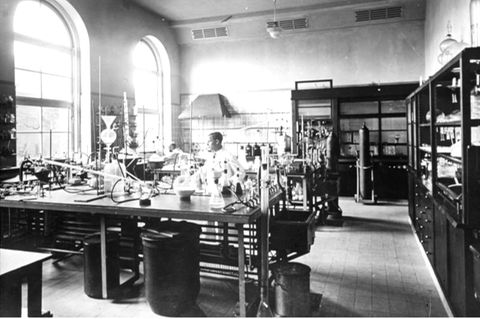 Das chemische Forschungslabor von Merck im Jahre 1936: Das Chemie- und Pharmaunternehmen mit Sitz in Darmstadt kann auf eine lange Tradition zurückblicken. Die deutsche Merck und das US-Pharmaunternehmen Merck & Co. gehen auf die Industriellen-Familie Merck zurück. Die Merck Kommanditgesellschaft auf Aktien ist mehrheitlich in Familienbesitz. Gegründet wurde die Firma 1668 von Jakob Merck als Engelapotheke in Darmstadt, aus der sich schnell ein pharmazeutisch-chemisches Unternehmen entwickelte.